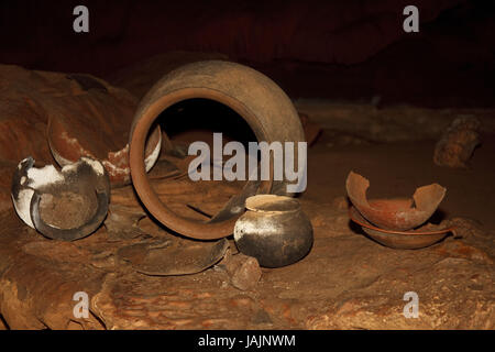 Belize,Actun Tunichil Muknal,pit,Maya,Xibalba,offrendo,TONO,cocci alcuna proprietà di rilascio, Foto Stock