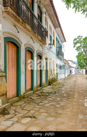 Street con vecchie case in stile coloniale con la tradizionale architettura della città di Paraty in Rio de Janeiro Foto Stock