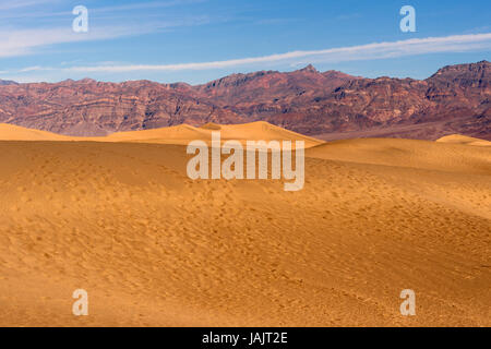 Orme di sabbia su di una bella giornata nella Valle della Morte neaar tubo da stufa di pozzetti Foto Stock