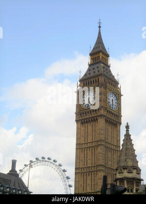 Il Big Ben con il London Eye sullo sfondo, le Case del Parlamento di Londra Foto Stock