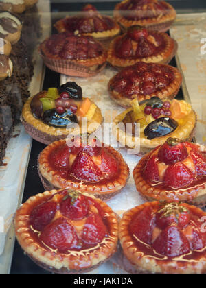 La pasticceria in vendita nel negozio finestra Foto Stock