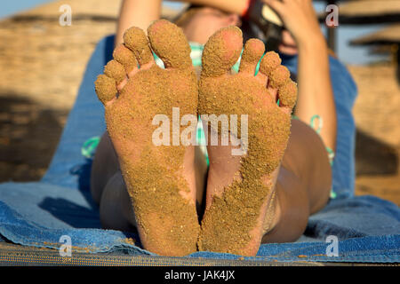 Füße mit Sand am Strand Urlaub im Foto Stock