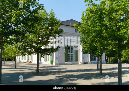 Das Ballhaus befindet sich direkt nördlich des Schlosses Wilhelmshöhe. König Jérôme von Westfalen, der jüngste Bruder Napoleone, ließ es von 1809 bis 1810 als Hoftheater von Leo von Klenze erbauen. Das freistehende, klassizistische Gebäude wurde neben dem Nordflügel des Schlosses platziert und ist ein Frühwerk des später berühmten Architekten. Zwischen 1828 und 1830 wurde es unter Kurfürst Wilhelm II. von Hessen-Cassel von Johann Conrad Bromeis in einen Ballsaal umgewandelt. Es wurde weniger vom Hof selbst als vom Hotel gegenüberliegenden genutzt. Foto Stock