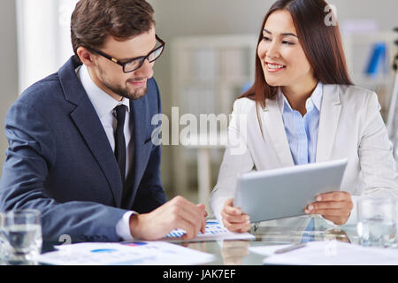 Ritratto di smart imprenditrice e imprenditore networking in ufficio Foto Stock