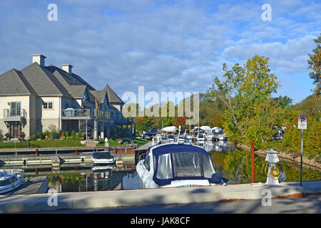 Una foto di un yacht marina di Hamilton, Ontario, Canada con una nuova suddivisione in retro, sotto il sole in autunno. Foto Stock