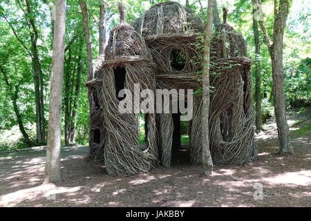 'Uno spettacolo per gli occhi", una scultura Stickwork costruito da Patrick Dougherty e collocato lungo il Riverwalk, Hillsborough, NC Foto Stock