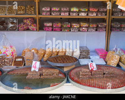 I dolciumi e la pasticceria nel quotidiano mercato all'aperto in Şəki (trascritto Shaki o Sheki) nel nord Azerbaigian offre tutti i tipi di prodotti Foto Stock