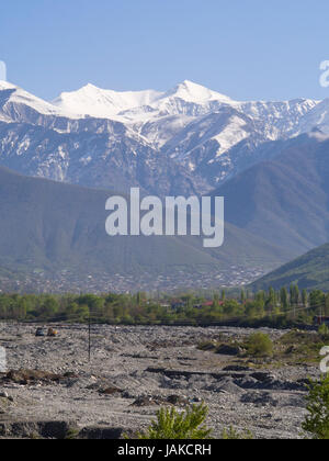 Dalla M5 road nel nord Azerbaigian tra Sheki ane Balakan, si gode di una vista panoramica mozzafiato del Caucaso alte montagne e profonde valli fluviali Foto Stock