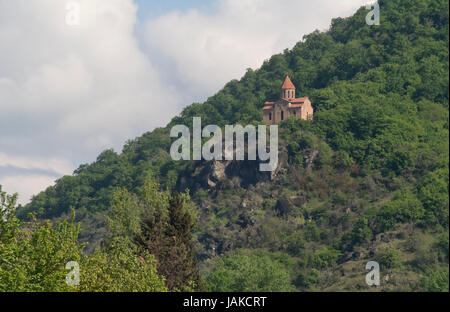 Vecchia chiesa albanese sul versante di una montagna nel nord Azerbaigian Foto Stock