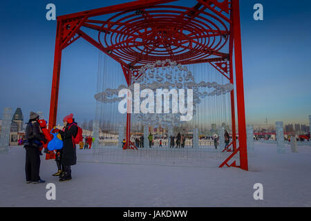 Harbin, Cina - 9 Febbraio 2017: imponenti sculture di ghiaccio ad Harbin International Ice e Snow Sculpture Festival. Foto Stock