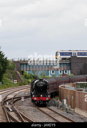 L'iconico e il famoso 'Flying Scotsman" motore di vapore passando attraverso Bicester, Oxfordshire. Giugno 2017 Foto Stock