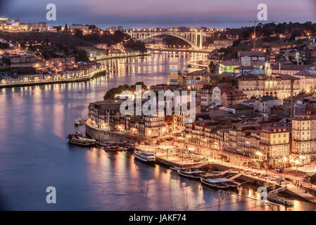 Porto, Portogallo: veduta aerea della città vecchia e il fiume Douro Foto Stock