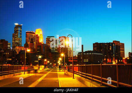 Il centro di Minneapolis, Minnesota di notte tempo visto come dal famoso arco in pietra bridge