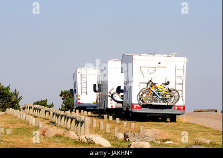 Motor home parcheggiato sulla vetta del Monte Aigoual nel Parco nazionale di Cevennes Foto Stock