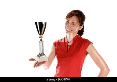 Erwachsene Sportlerin mit Pokal in der mano freut sich über den Sieg vor weißem Hintergrund Foto Stock