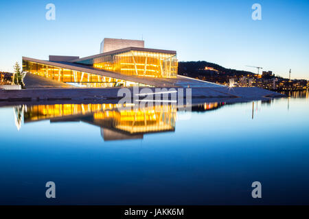 Oslo Opera House brillano al tramonto, mattina twilight, Norvegia Foto Stock
