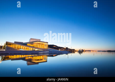 Oslo Opera House brillano al tramonto, mattina twilight, Norvegia Foto Stock