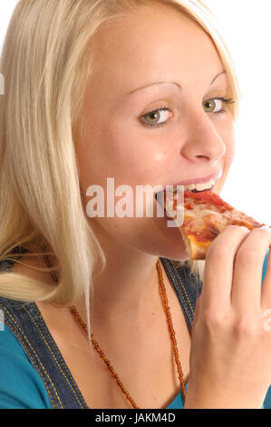 Junge Frau beim Essen vor weißem Hintergrund Foto Stock