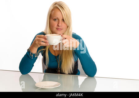 Junge Frau beim Essen vor weißem Hintergrund Foto Stock