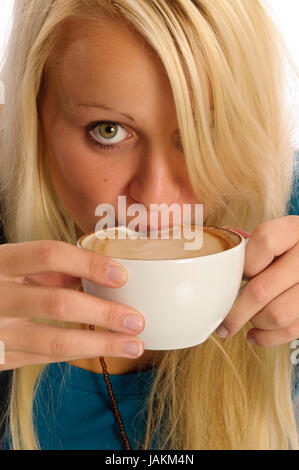 Junge Frau beim Essen vor weißem Hintergrund Foto Stock