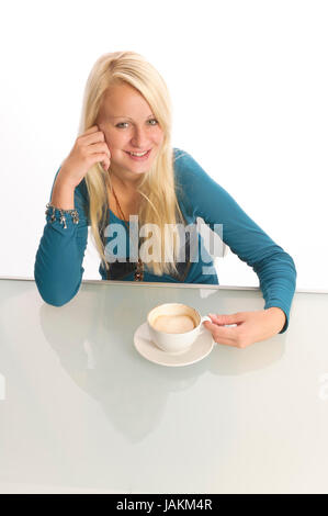 Junge Frau beim Essen vor weißem Hintergrund Foto Stock