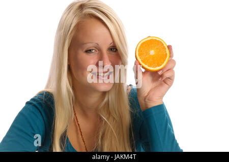 Junge Frau beim Essen vor weißem Hintergrund Foto Stock