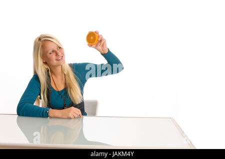 Junge Frau beim Essen vor weißem Hintergrund Foto Stock