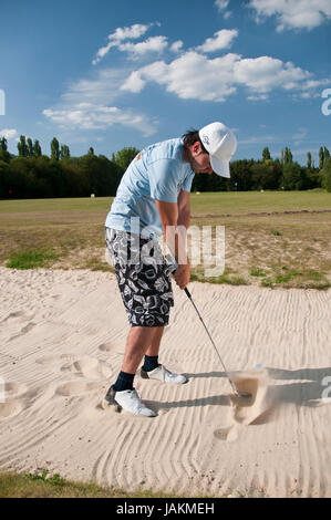 Junge Männer spielen Golf Foto Stock