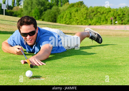 Junge Männer spielen Golf Foto Stock