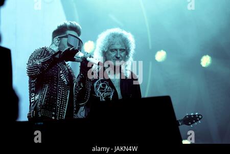 Adam Lambert con Brian May e Regina a Isle of Wight Festival il 12 giugno 2016, Newport IOW Foto Stock