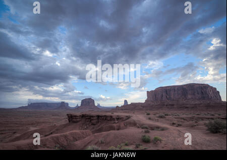 Roccia senza cavallo in Monument Valley. Il famoso western formazione di arenaria nella Monument Valley durante il tramonto prima di tuono. Foto Stock