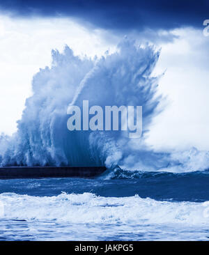 Giant Wave splash, grande marea potente in azione, tempesta meteo in un mare blu profondo, le forze della natura, disastri naturali Foto Stock