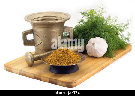 Ancora vita spezie, seasonning per pilaf,calendula staminas in un vaso di rame su una tavola di legno su uno sfondo di una poppa stupa per la macinazione di spezie, bun Foto Stock