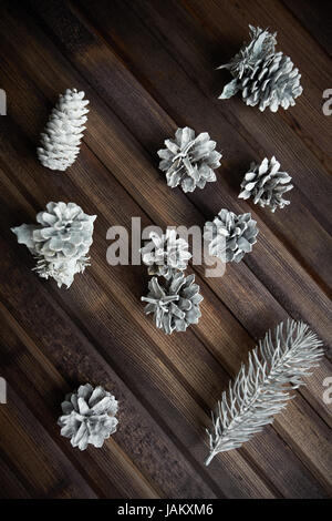 Immagine di diverse decorativo coni d'argento su sfondo di legno Foto Stock