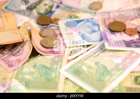 Altra nota di valuta e di monete di paesi diversi background Foto Stock