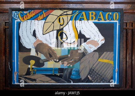 Dipinto a mano segno illustrazione illustrante l'uomo sigari di laminazione viene visualizzata in ingresso alla Casa del Tabaco a Varadero, Cuba Foto Stock