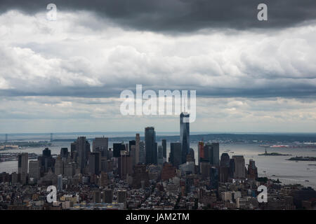 Vista di una tempesta sopra Manhattan in direzione alla regione di Wall Street Foto Stock