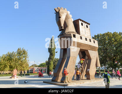 Canakkale, Turchia - 30 Ottobre 2016: Replica di legno cavallo di Troia in antica città di Troia. Si tratta di un racconto dalla guerra di Troia circa il sotterfugio Foto Stock