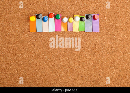 Bacheca di sughero e colorato titolo con copyspace di undici lettera parola Foto Stock