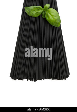 Calamari inchiostro nero spaghetti immagine verticale con un basilico guarnire isolato su un fondo bianco spazio copia alla base Foto Stock