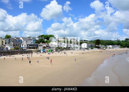 Saundersfoot spiaggia e del villaggio città su una giornata d'estate Pembrokeshire Wales Cymru REGNO UNITO GB Foto Stock