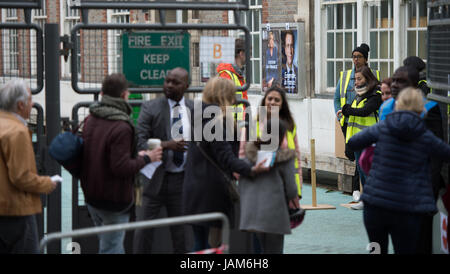 Cittadini francesi residenti a Londra frequentare seggi in South Kensington a Lycee Francais Charles De Gaulle per eleggere il loro nuovo presidente dotate: atmosfera dove: Londra, Regno Unito quando: 07 maggio 2017 Credit: Alan West/WENN.com Foto Stock