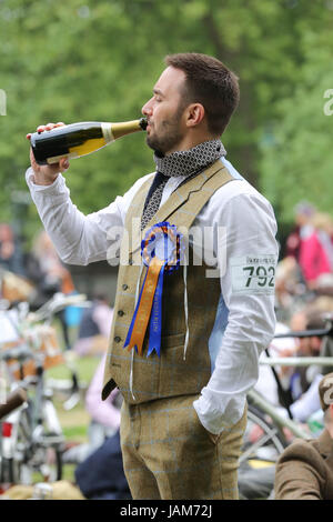 Cavalieri si riuniscono per un picnic in Geraldine Maria Harnsworth Park. La Tweed Run è uno di Londra più sbalorditivi e meravigliosamente pubblico britannico di bicicletta manifestazione annuale con il partecipante vestito in finest tweed togs. Ora nel suo nono anno il tragitto segue un percorso circolare da Clerkenwell tramite l'Imperial War Museum, Buckingham Palace e Westminster. Dotato di: atmosfera dove: Londra, Regno Unito quando: 06 maggio 2017 Credit: Dinendra Haria/WENN.com Foto Stock