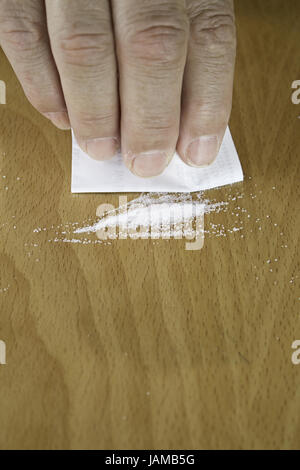 Facendo una linea di cocaina sul tavolo in un bar, la droga e la tossicodipendenza Foto Stock