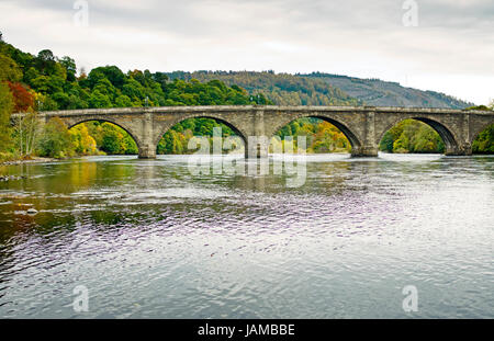 Guardando lungo il fiume Tay a Dunkeld al vecchio ponte stradale su una tranquilla giornata autunnale. Highland Perthshire Scozia UK Foto Stock