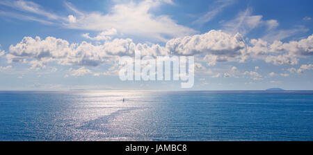 Capraia e Gorgona isole dell arcipelago toscano. Vista panoramica dalla spiaggia italiana costa e barche a vela. Corse o la Corsica in background. L'Italia, Europ Foto Stock