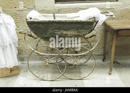 Baby buggy in street old veicolo urbano Foto Stock