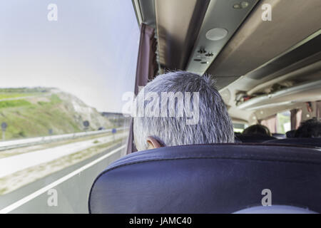 L'uomo sul bus guardando fuori dalla finestra e sat, turismo e viaggi Foto Stock