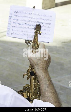 Musicista suonare il sassofono musica, di celebrazione e di evento Foto Stock