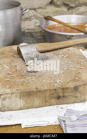 Ax su legno cucina in home ristorante, catering Foto Stock